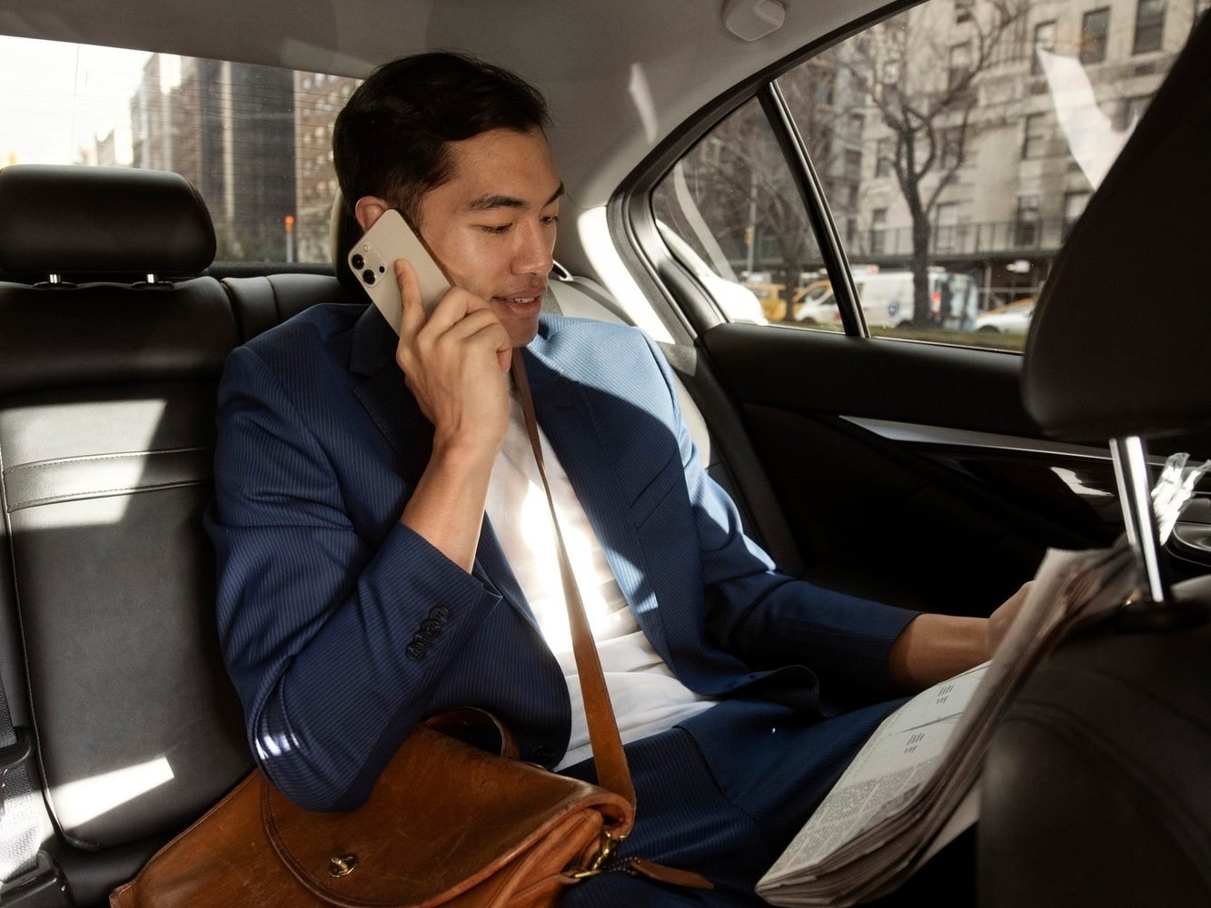 taxi-driver-getting-ready-customer_23-2149273214